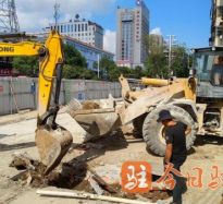 黑丝美女操逼高温下的坚守｜道路建设者用汗水铺就畅通路